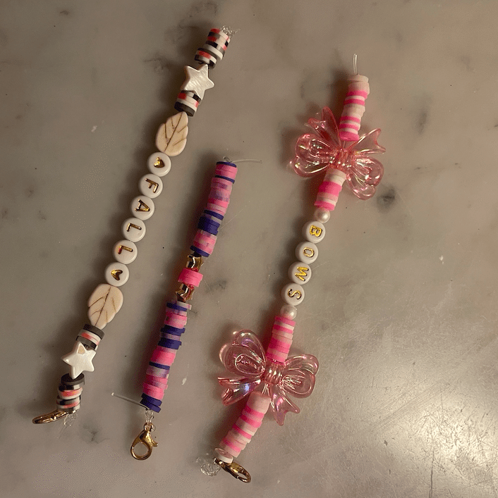 fina bra hemmagjorda nyckelringar, armband, smycken och klistermärken