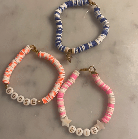 fina bra hemmagjorda nyckelringar, armband, smycken och klistermärken