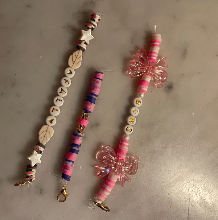 fina bra hemmagjorda nyckelringar, armband, smycken och klistermärken